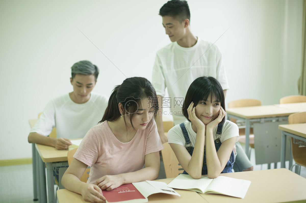 学习学校学生教室校园男同学知识自习课程青春学校教室里同学们在一起