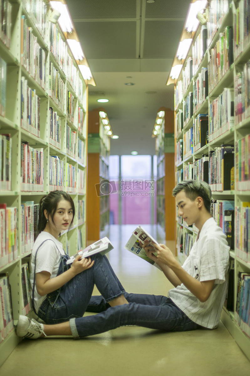 学校图书馆里同学们在查阅资料学习恋爱图片素材_免费下载_jpg图片格式_ 