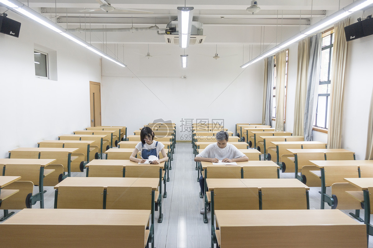 学校教室里男女同学在上自习