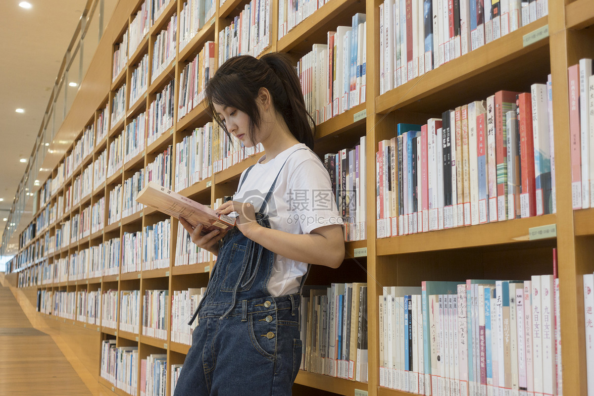 学校里图书馆女同学复习看书