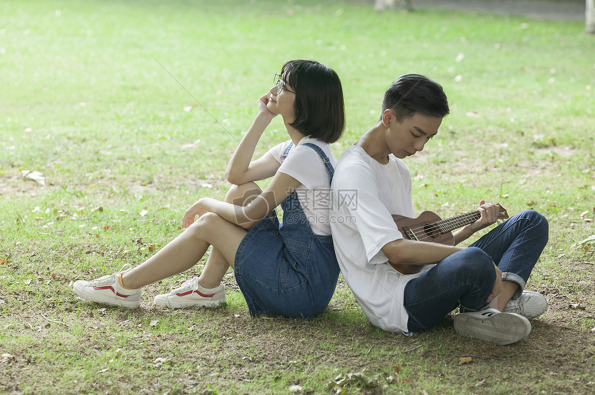 学校里男女同学在一起弹琴