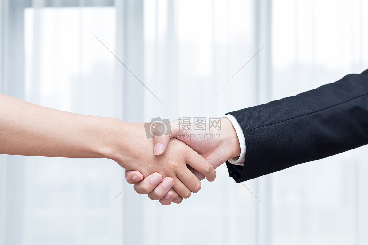 成功人士商务合作握手摄影图高清摄影大图-千库网