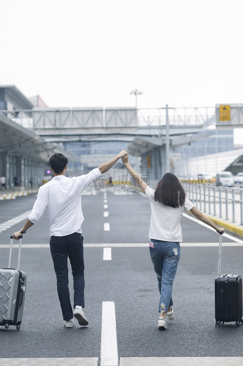 男女情侣准备旅行出发