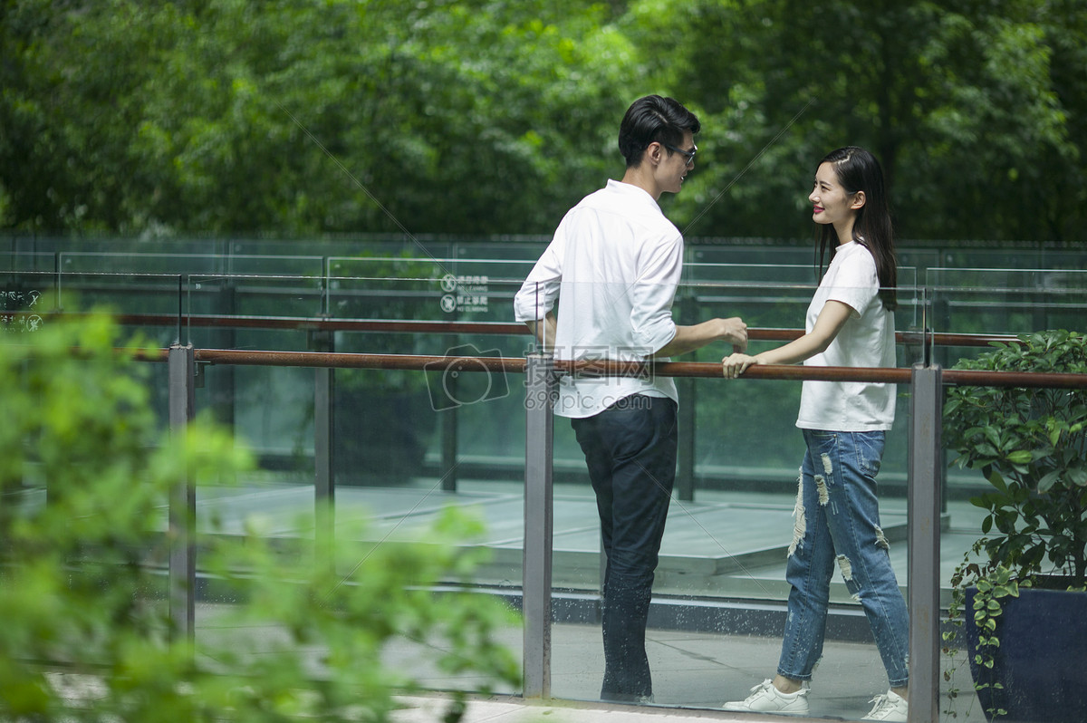 照片 人物情感 男女情侣在商场里聊天.