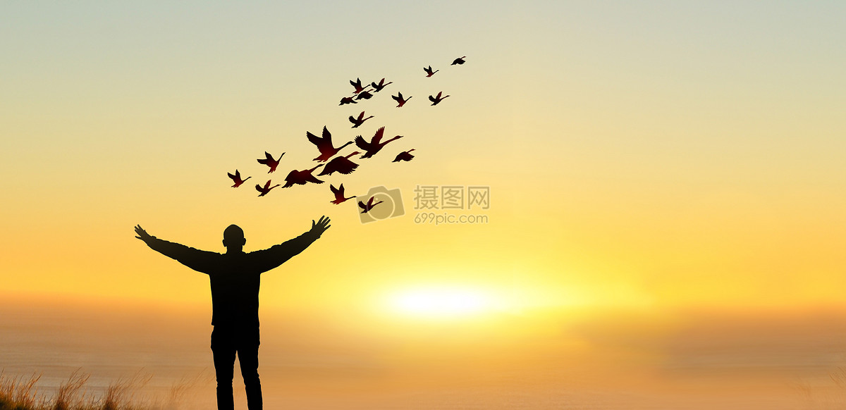 张开双臂看晚霞