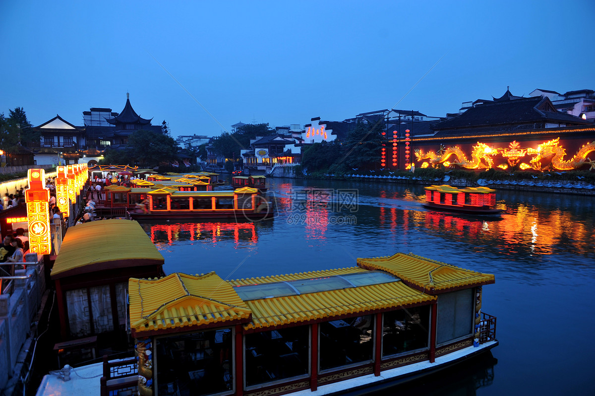 【携程攻略】南京夫子庙秦淮风光带景点,去的时候已近晚上十点，人依然不少。站在秦淮河边，看着河里的游船，…