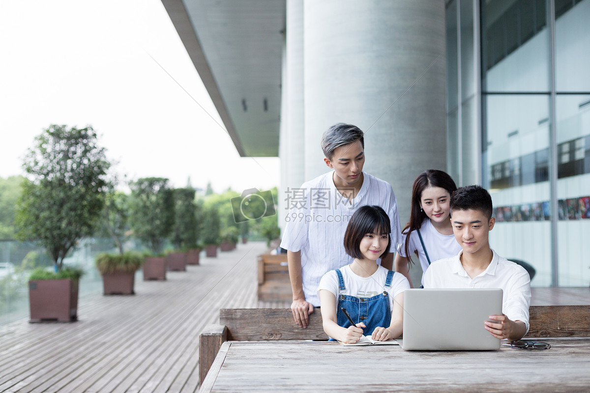 一起交流学习的学生同学