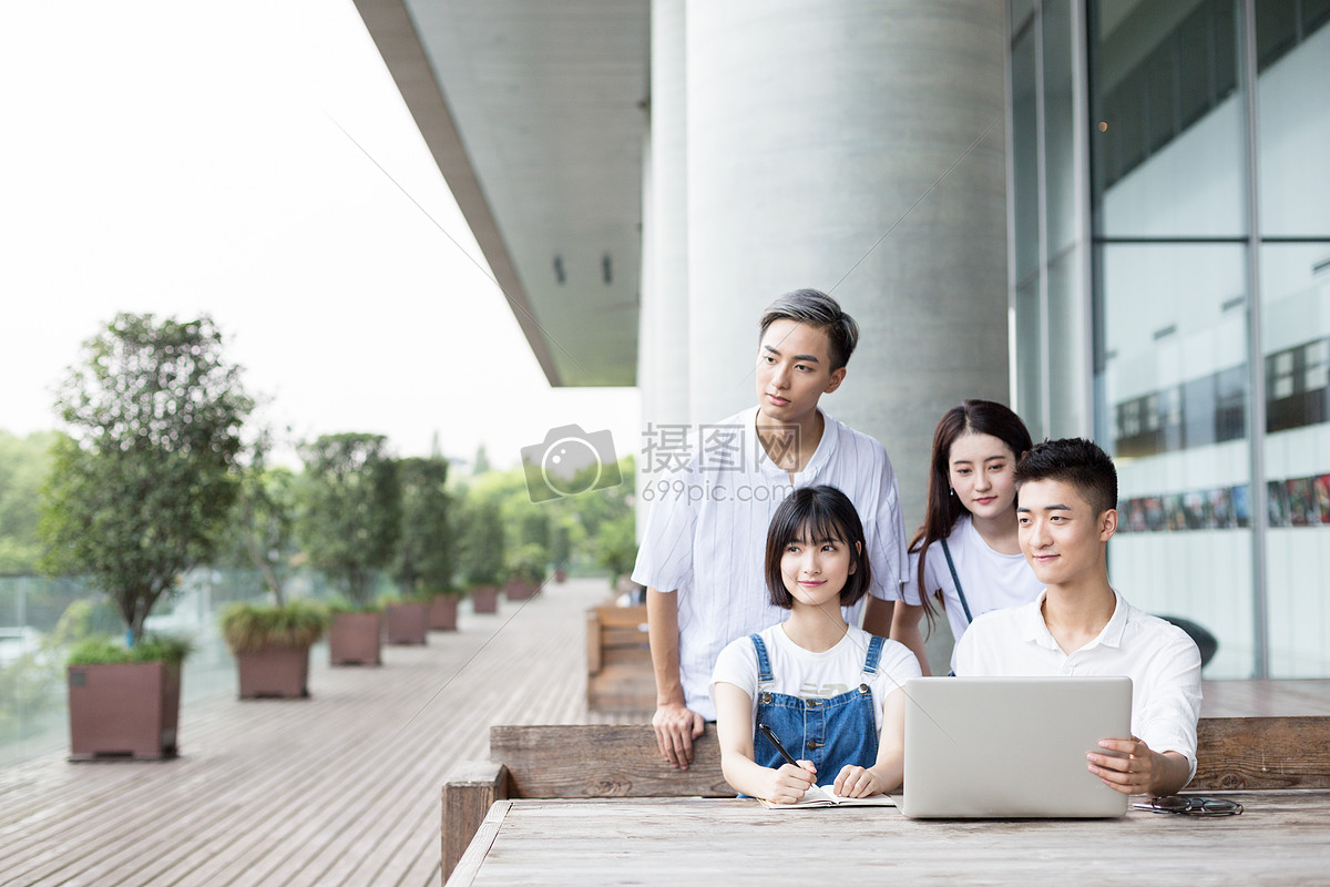 一起交流学习的学生同学