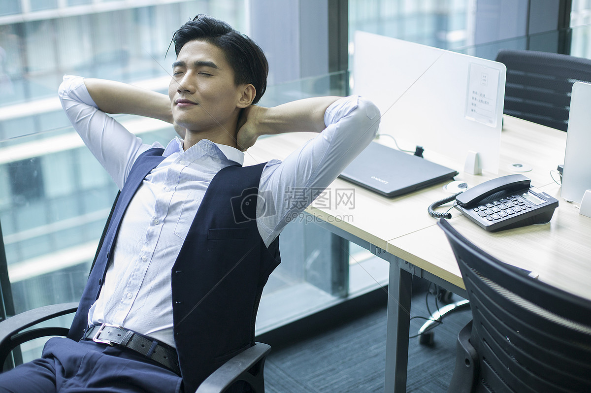 工作办公室商务男士休闲办公休息图片办公室商务男士休闲办公休息图片