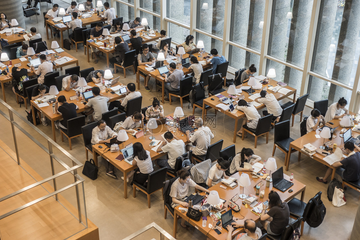 图书馆学习学校学生知识自习学生们在图书馆认真上自习图片学生们在