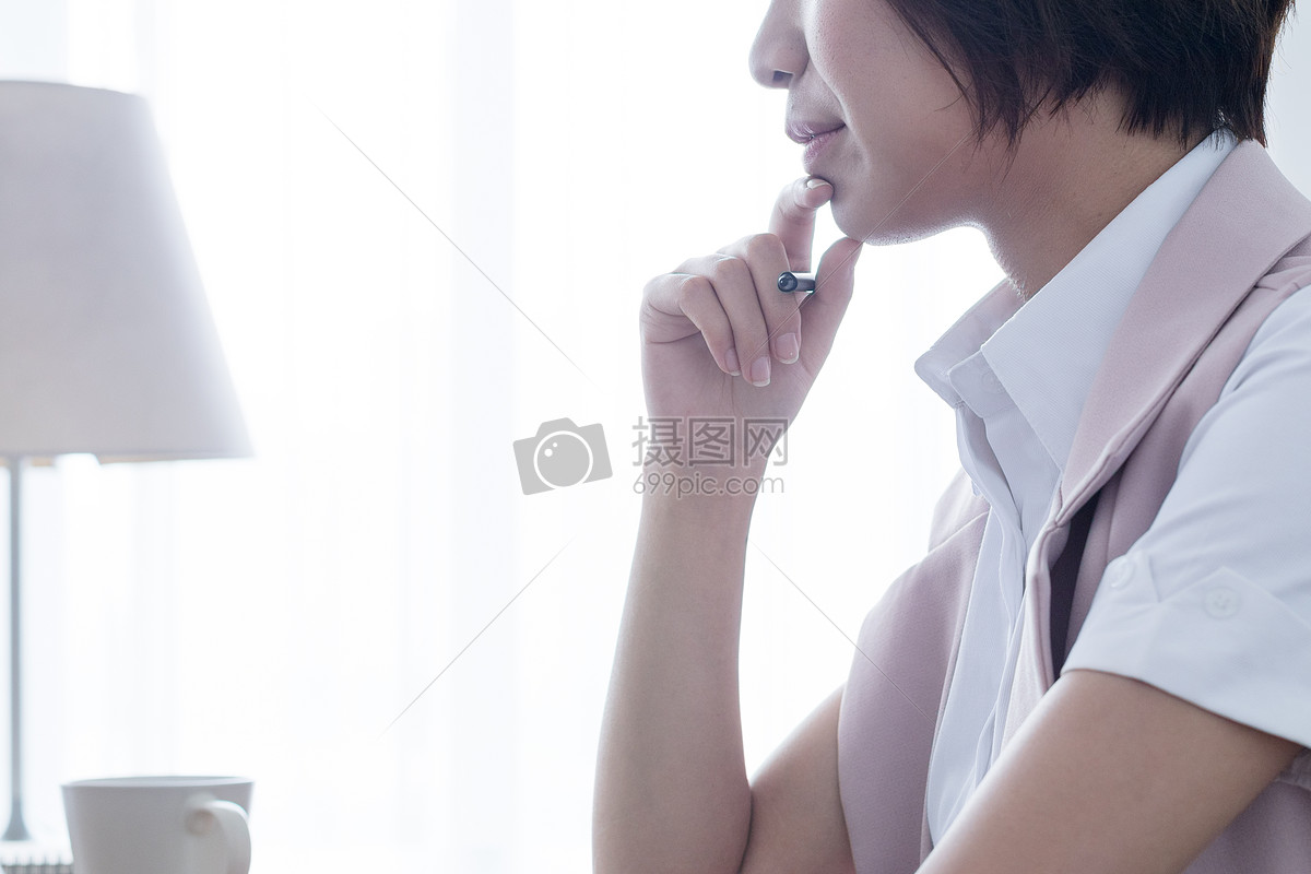 商务女性办公室托腮思考问题