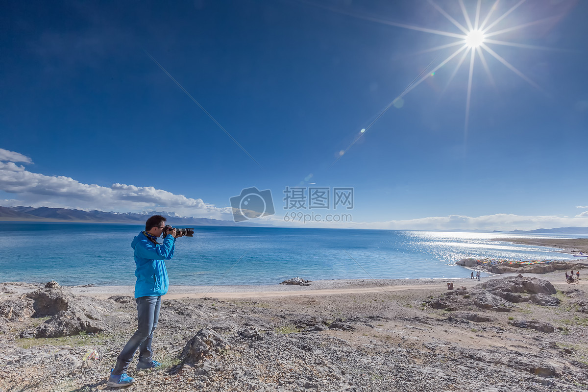 青藏高原纳木措圣湖边的摄影少年