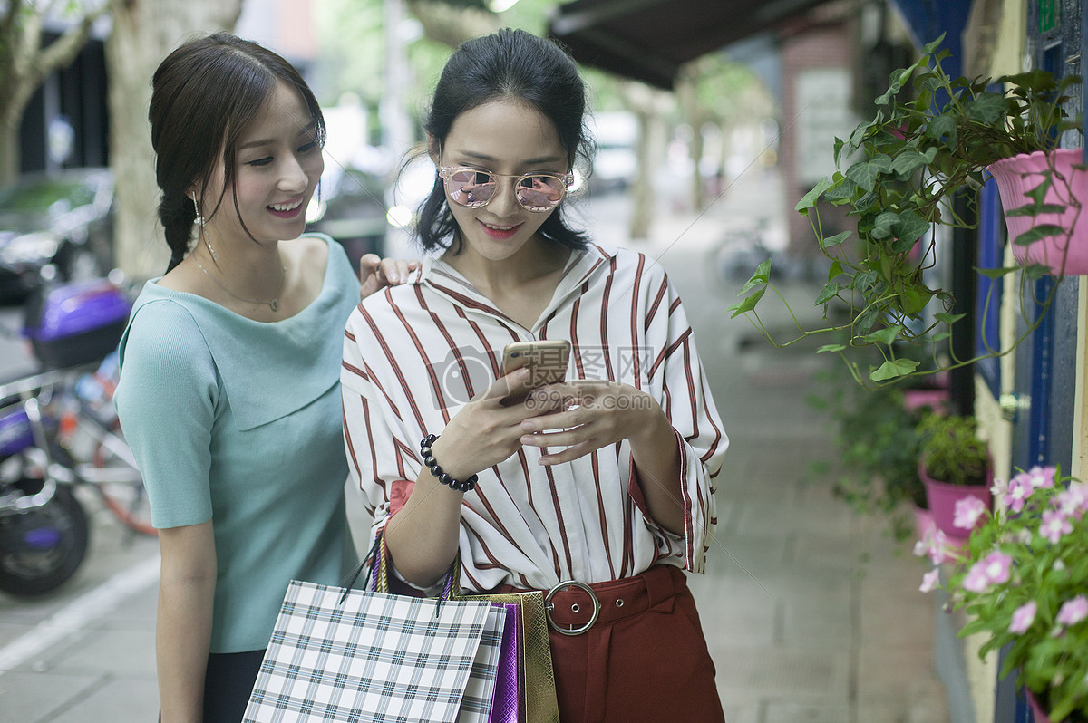 女性闺蜜在小资街道购物逛街