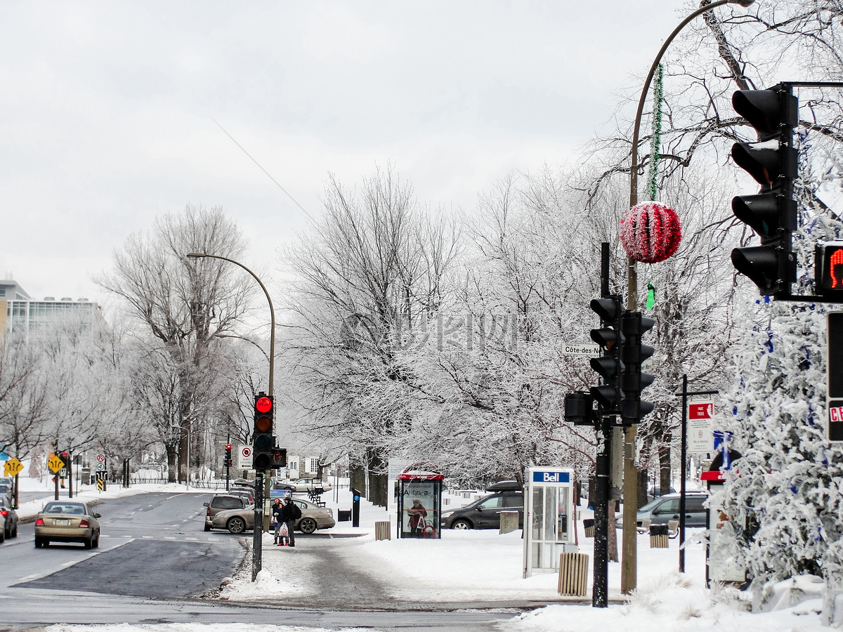 冬日下雪后的城市街头