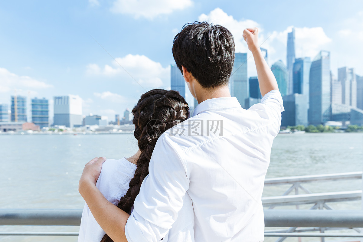 情人节上海公园情侣接吻高清图片下载-正版图片500589649-摄图网