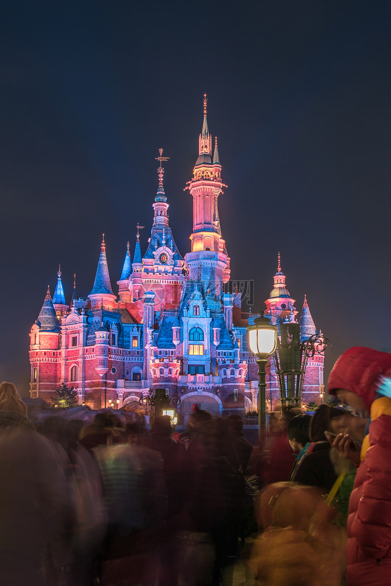 夜色中的上海迪士尼城堡
