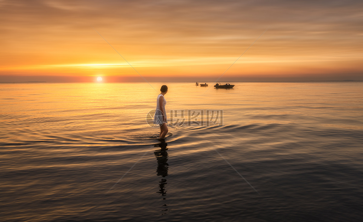 照片 自然风景 站在海中的女孩背影.jpg