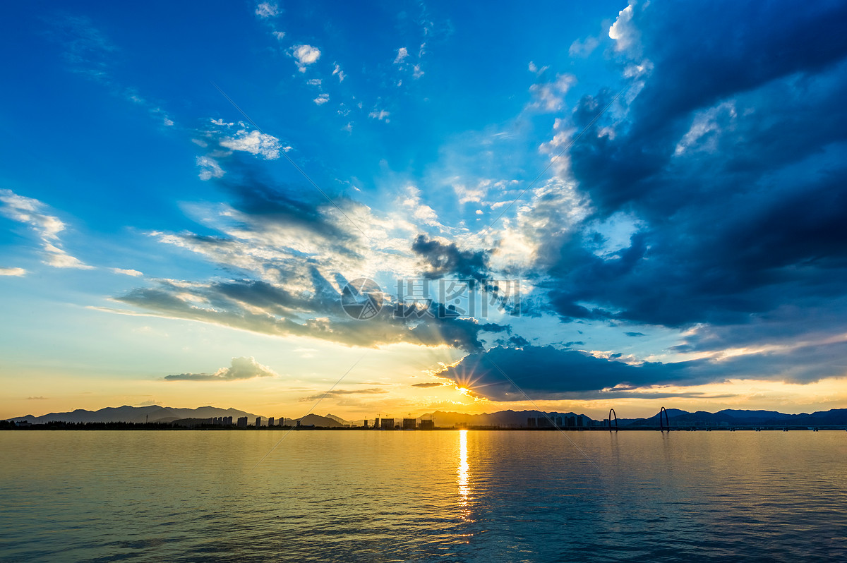 清晨时分阳光正好平静的湖面上波光粼粼林晴朗的天空下白云朵朵自然风景素材设计