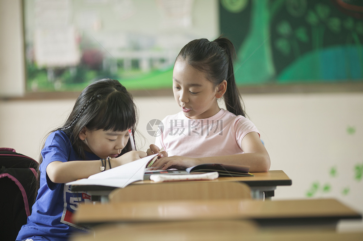 小学生同学们在教室认真做作业