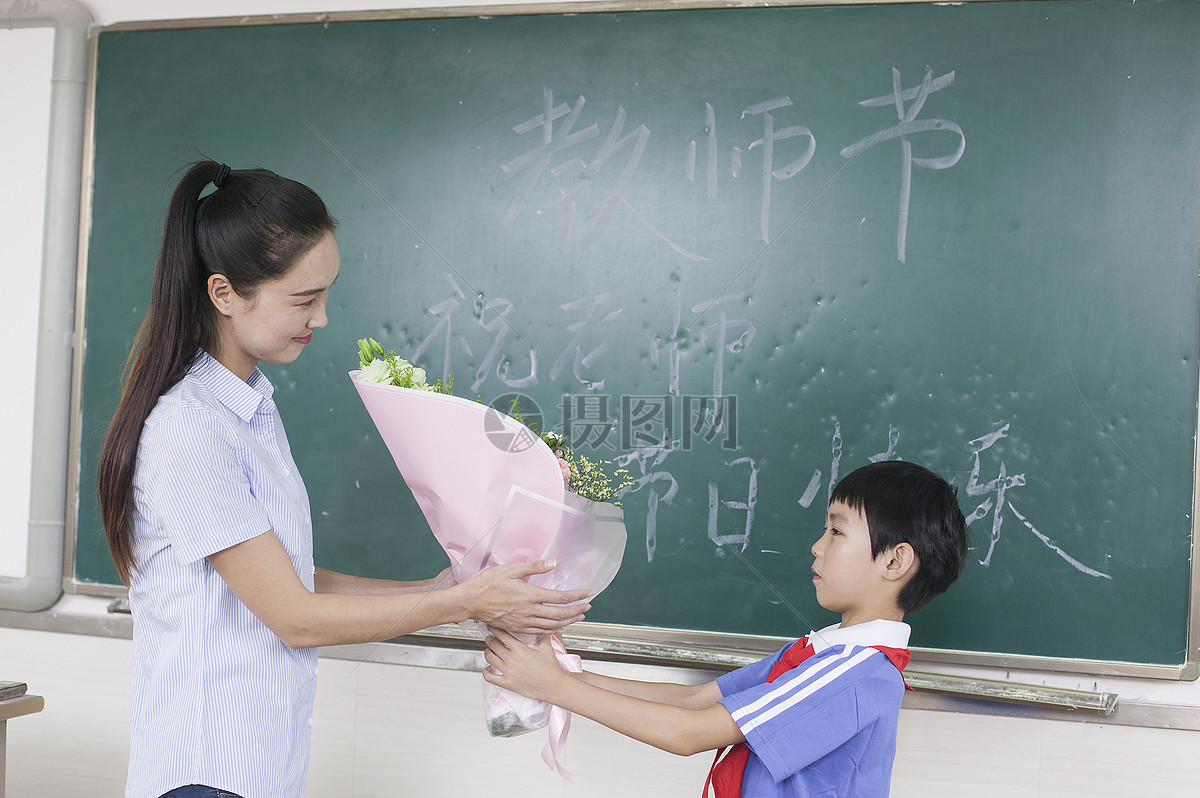 教师节男同学给女老师献花