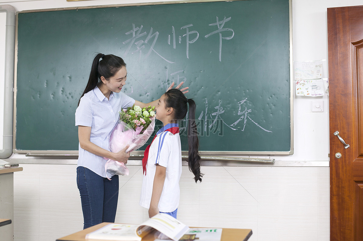 教师节女同学给女老师献花