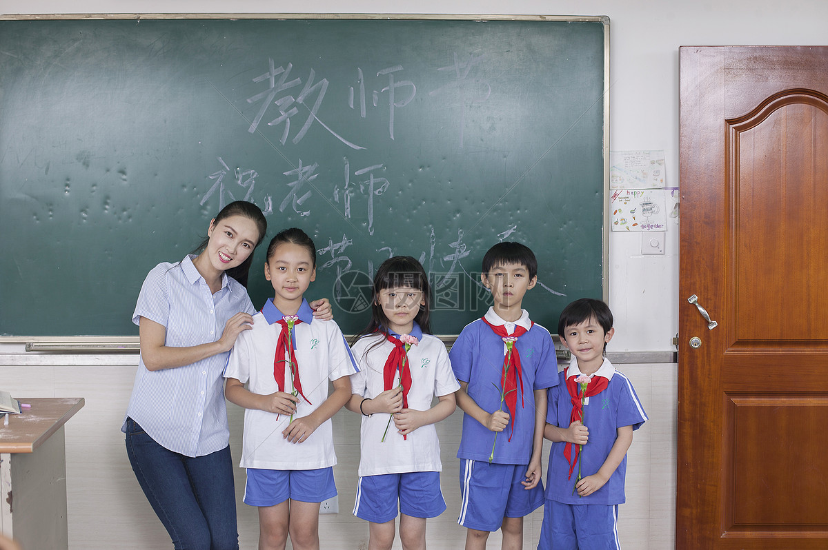 教师节学生们给老师献花