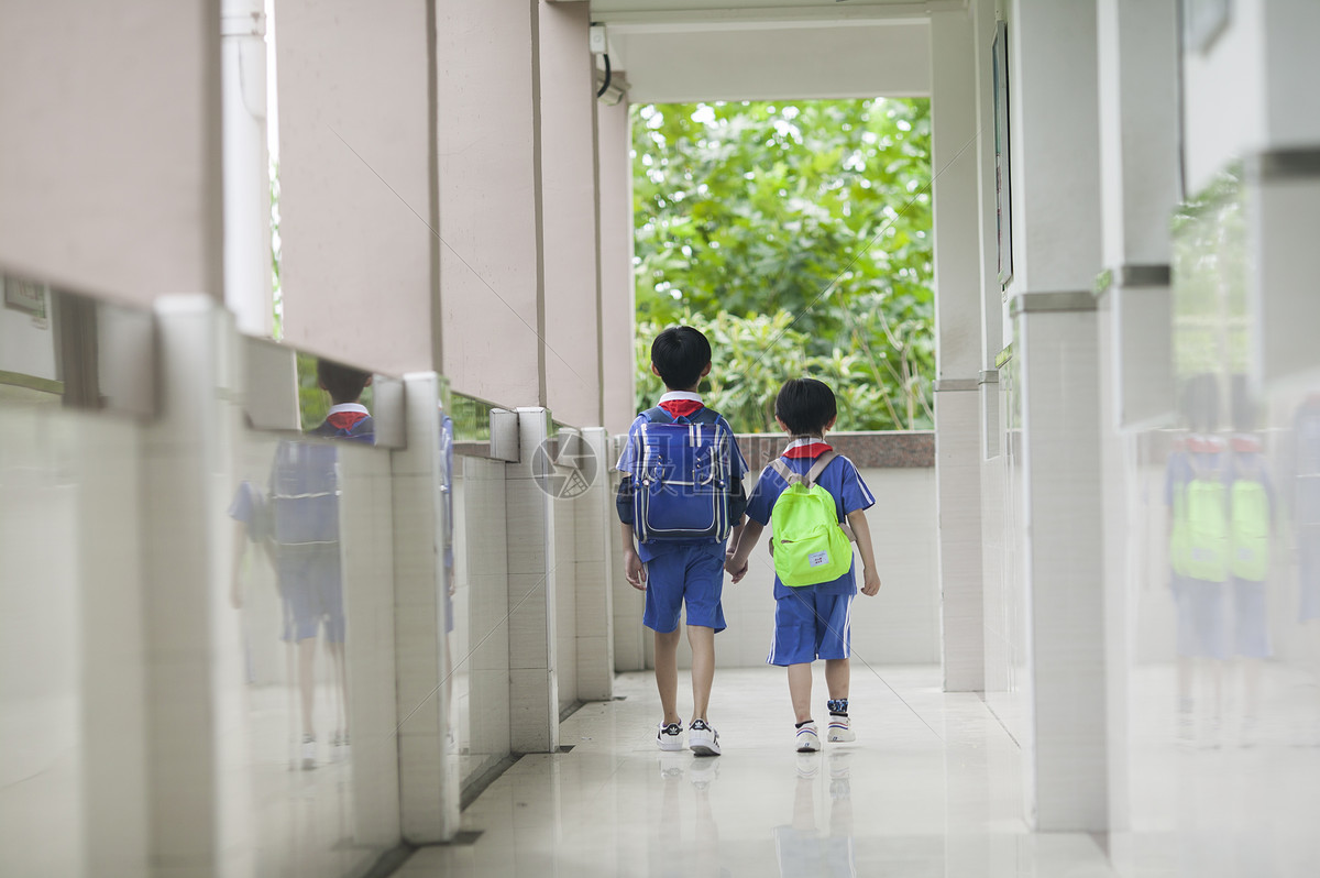 男同学放学背着书包下课