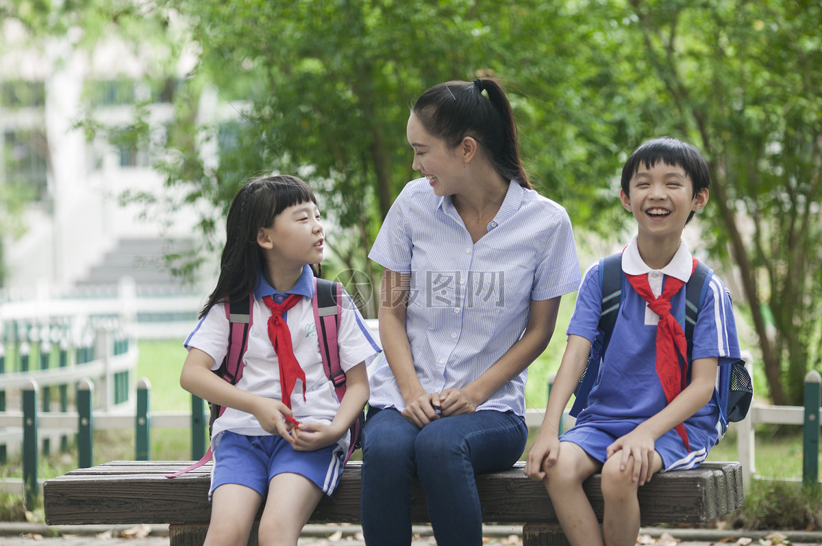 女老师和男女同学在校园里一起学习