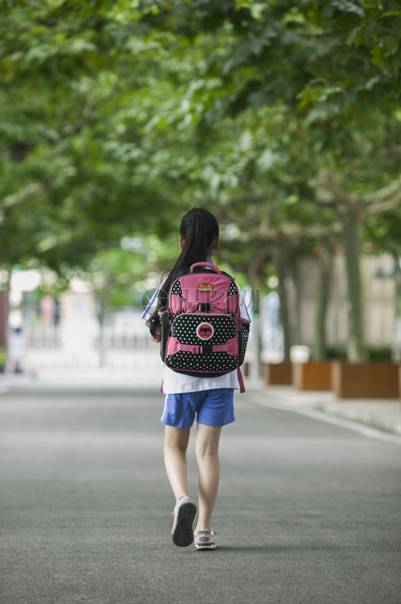 女同学在学校背着书包放学了