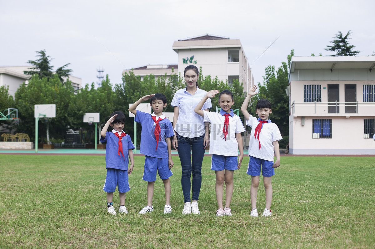 照片 人物情感 男同学 女老师和男女同学在操场上升国旗敬礼.