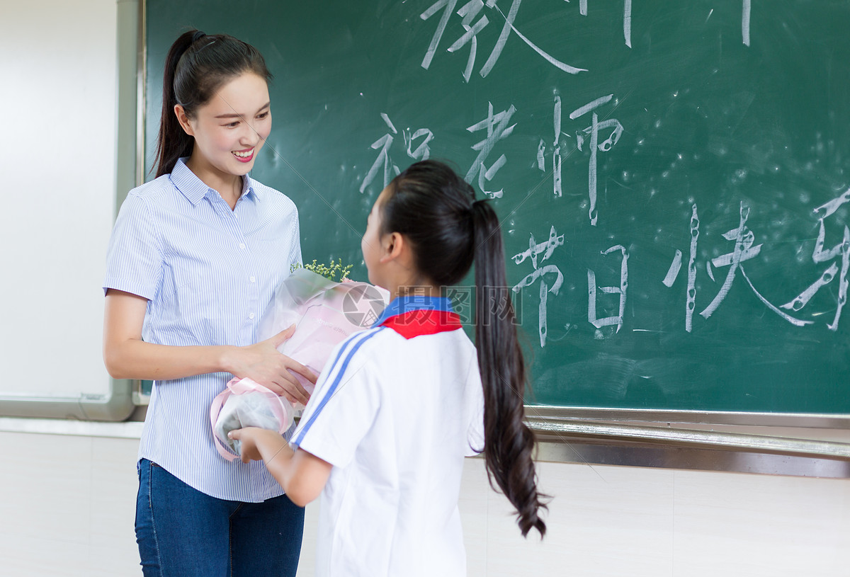 教师节同学们送花送礼物给老师