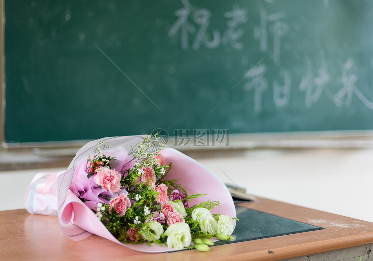 教师节教室书桌上的鲜花