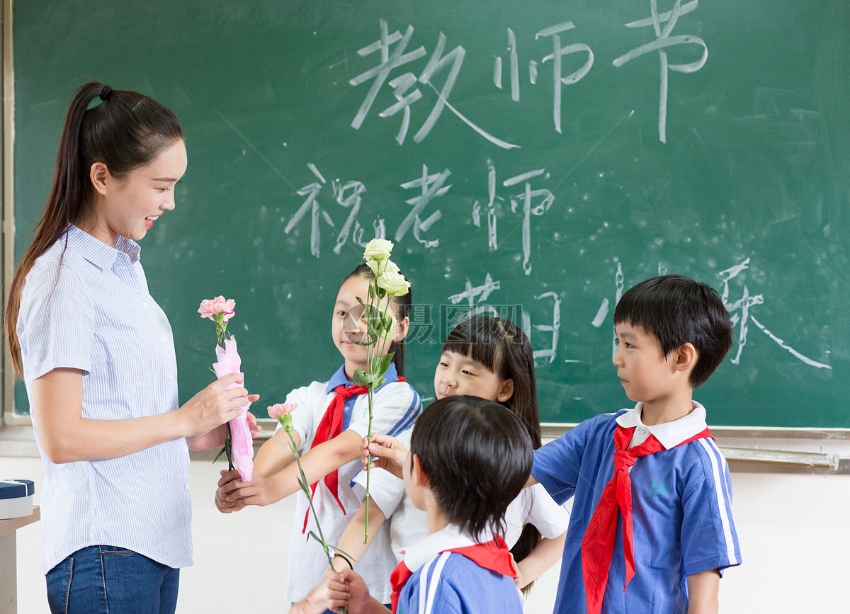 教师节同学们送花送礼物给老师
