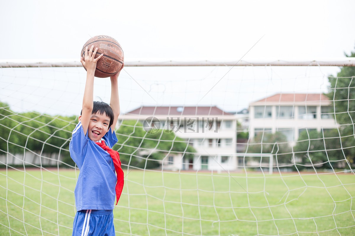 在球场上踢球玩耍的小学生图片素材_免费下载_jpg图片格式_vrf高清