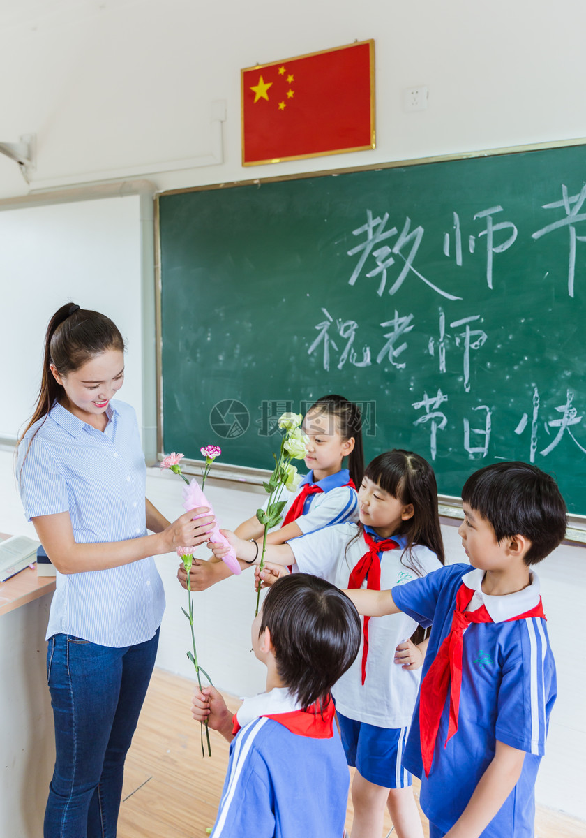 教师节学生给老师献花