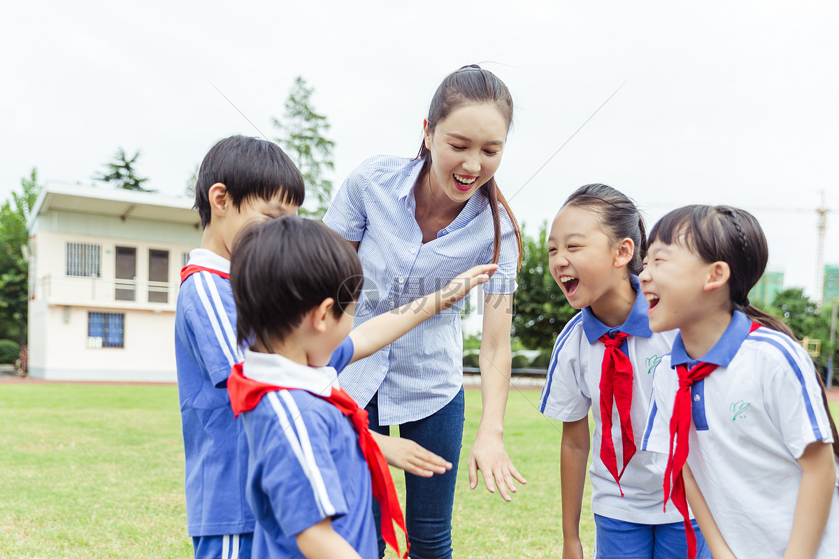 照片 教育文化 老师与学生们在草地上欢呼.jpg 1200_800