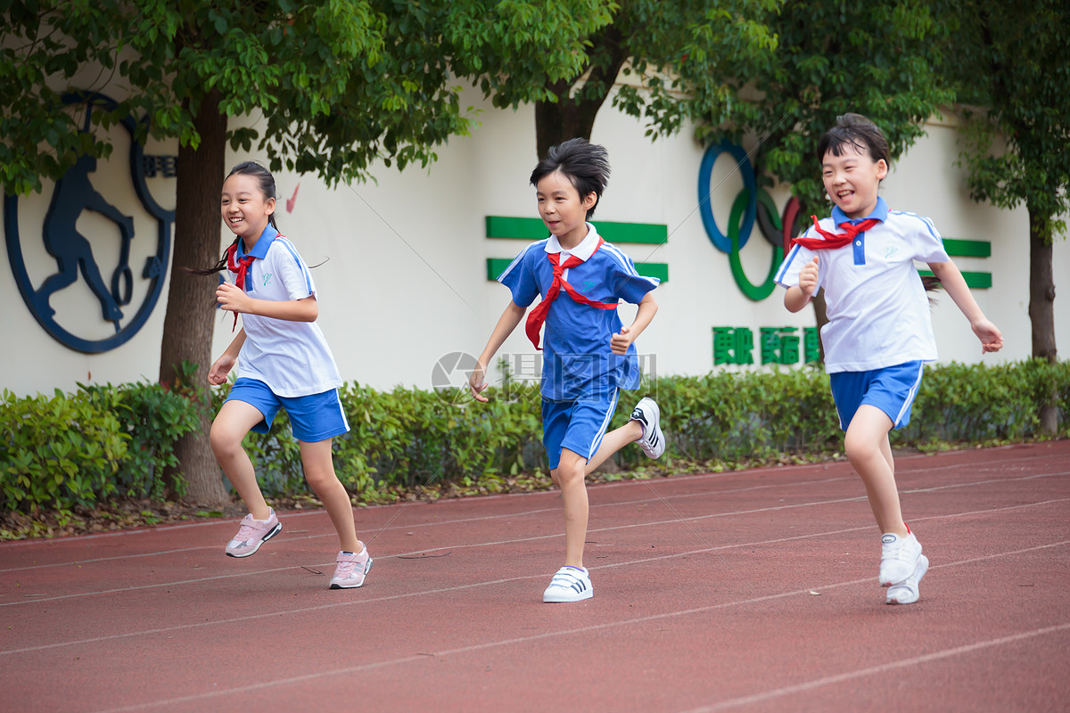 学生操场跑步运动