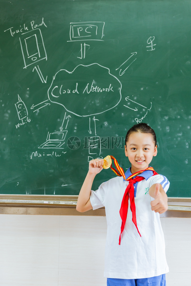 小学教室开心女生拿着奖牌