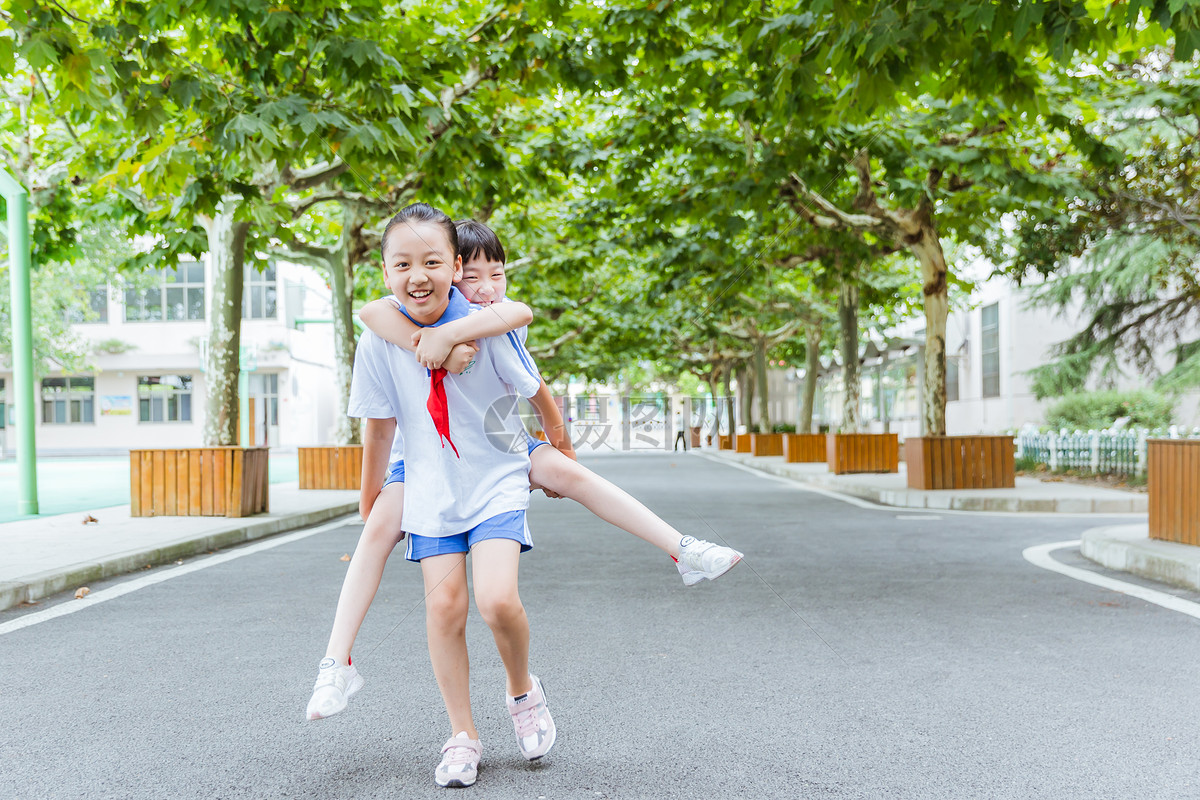 小学女生背起姐妹奔跑