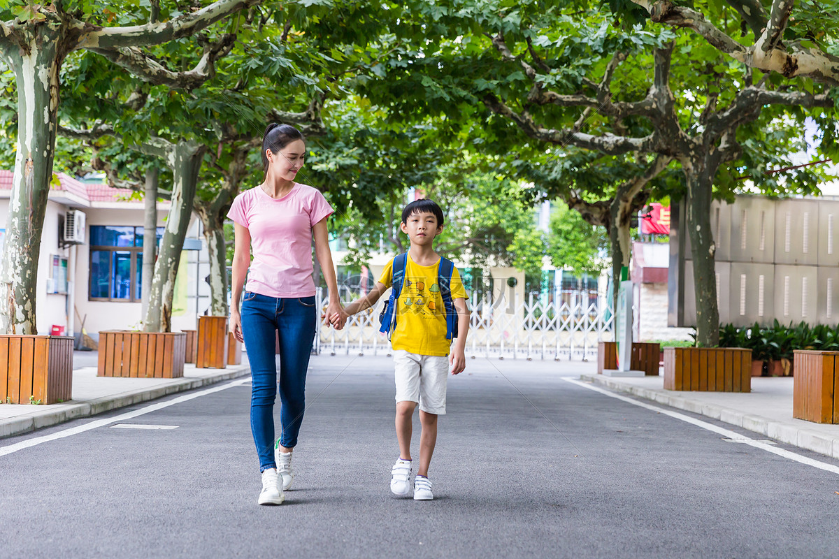 校园亲子妈妈牵着儿子上学