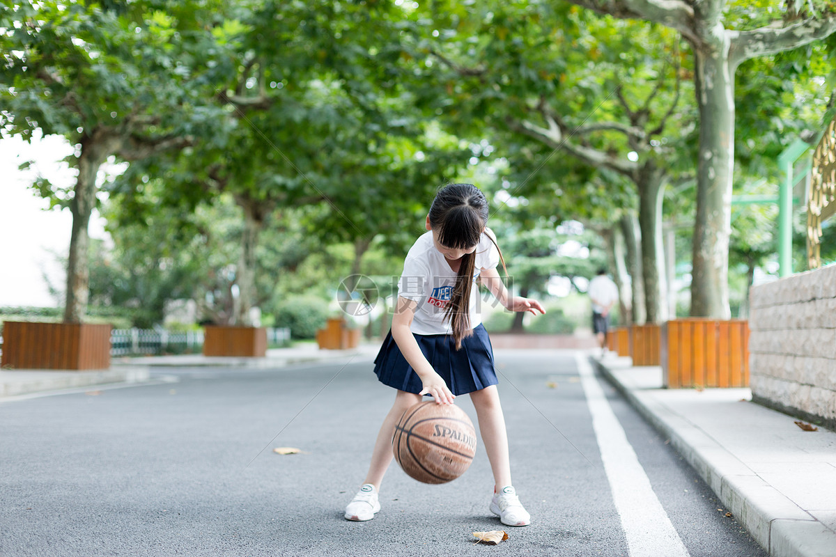 拿篮球女孩高清摄影大图-千库网