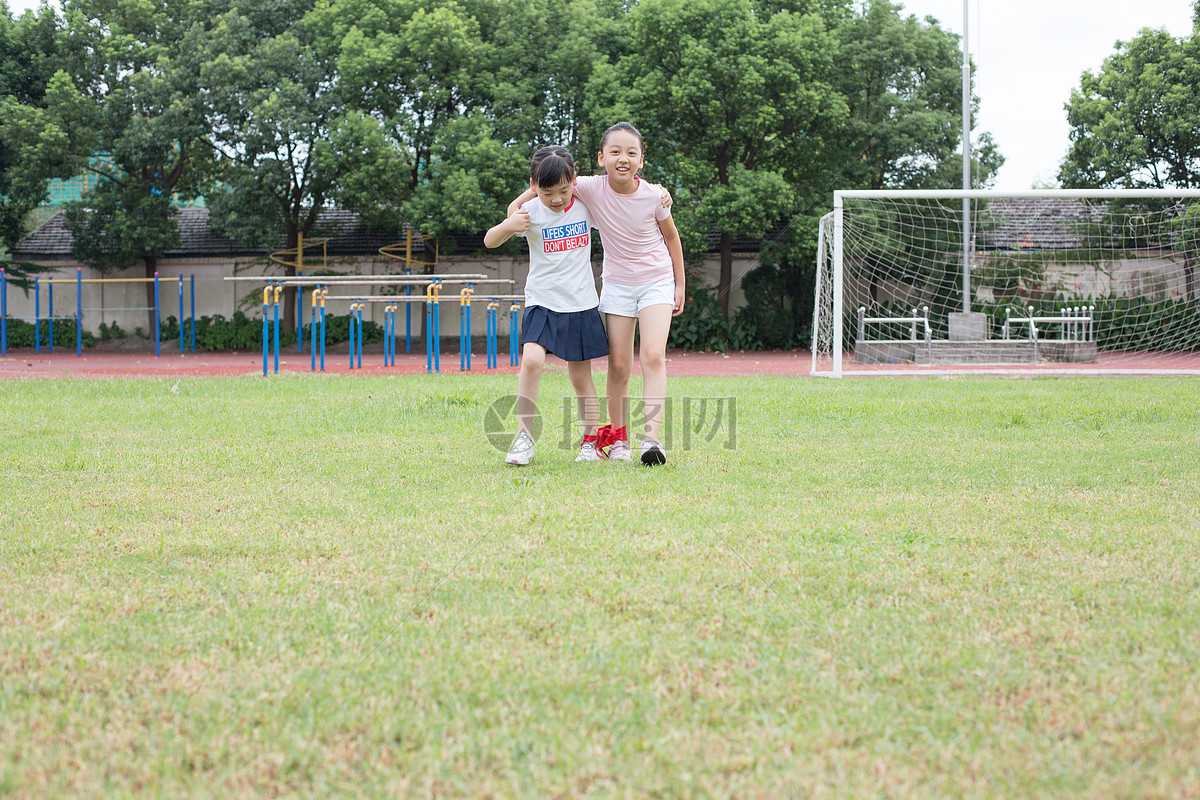 小学生在操场草坪运动玩游戏