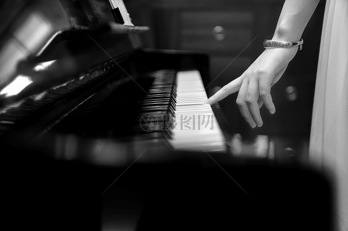 弹钢琴手摄影图高清摄影大图-千库网