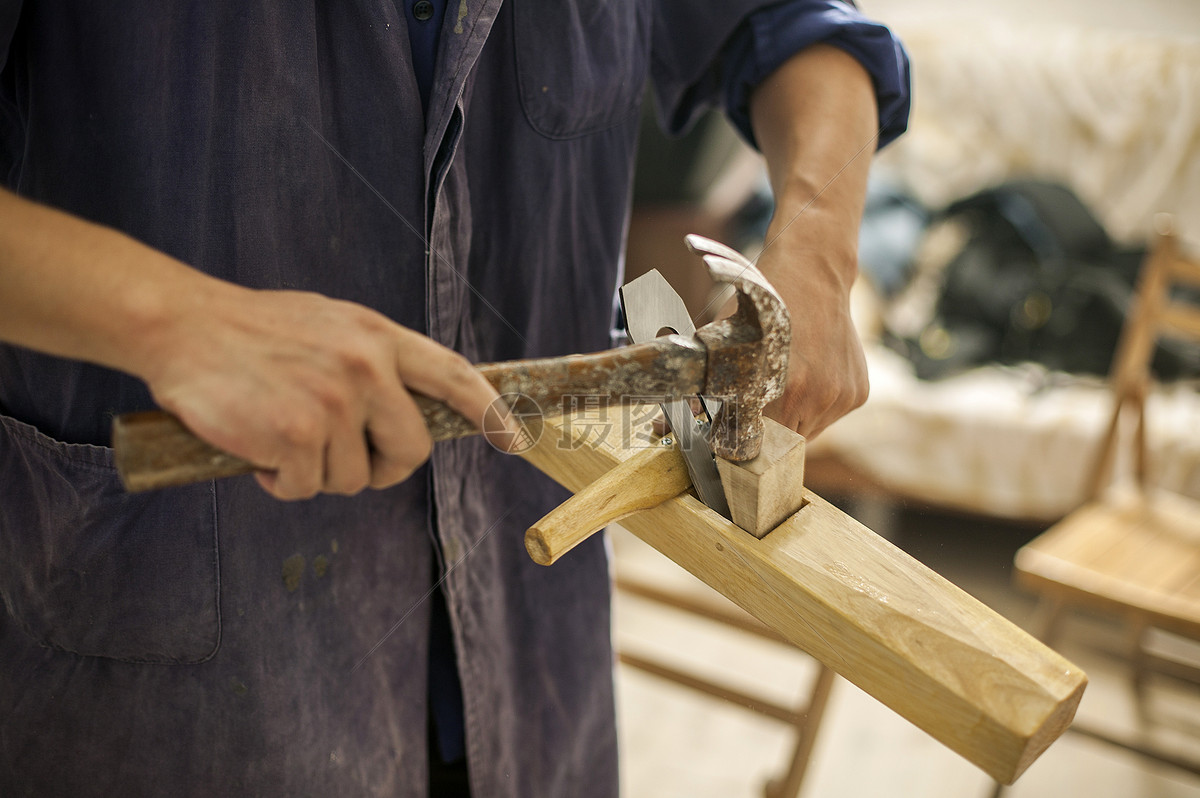 手握锤子的笑木匠在木工工作室里竖起大拇指 影视素材. 视频 包括有 制造, 制造商, 积累, 工艺, 木匠 - 277910294