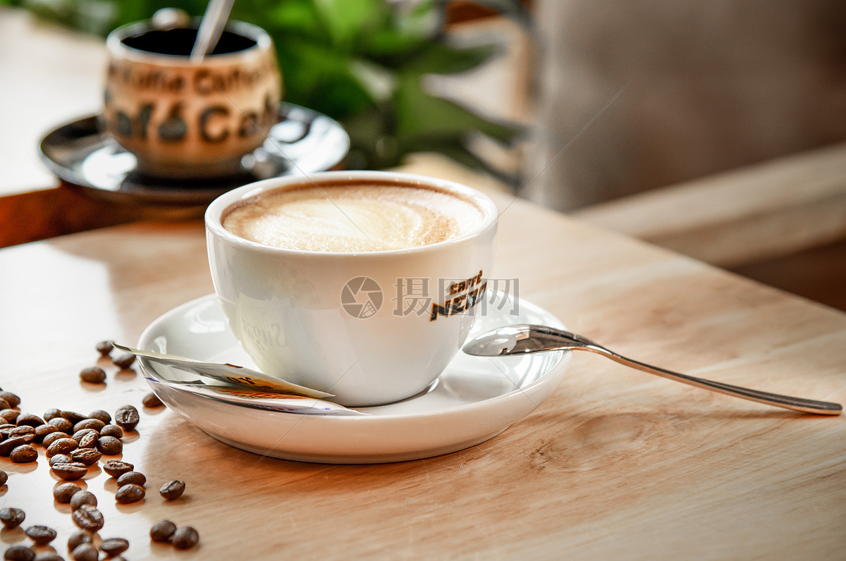 一杯咖啡与橙汁和牛角面包早餐图片 - 免费可商用图片 - cc0.cn