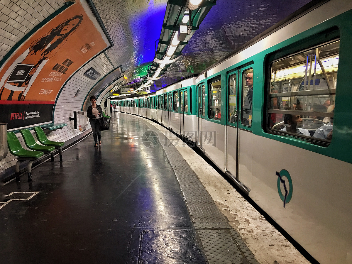 在米兰地铁，意大利的红色火车 编辑类库存图片. 图片 包括有 红色, 线路, 运输, 电车, 步行者, 旅行 - 116279959