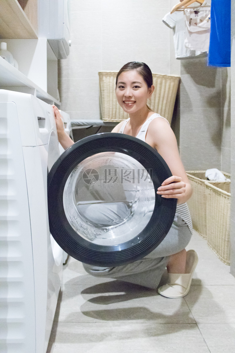 照片 生活方式 使用洗衣机洗衣服的家庭女性.jpg 800_1200竖版 竖屏