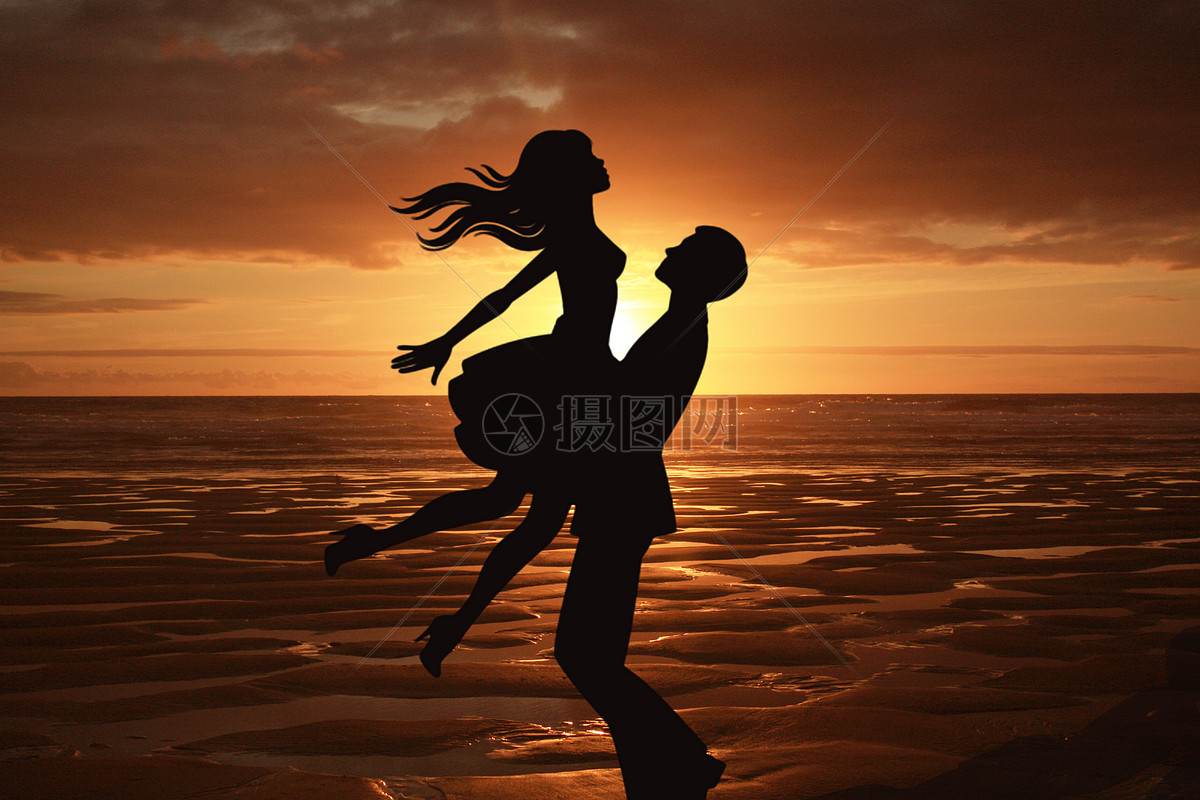 情侣在夕阳西下的海边看大海高清图片下载-正版图片500538948-摄图网