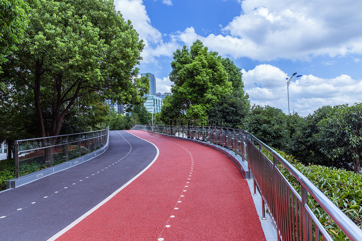 阳光下公园设施塑胶路