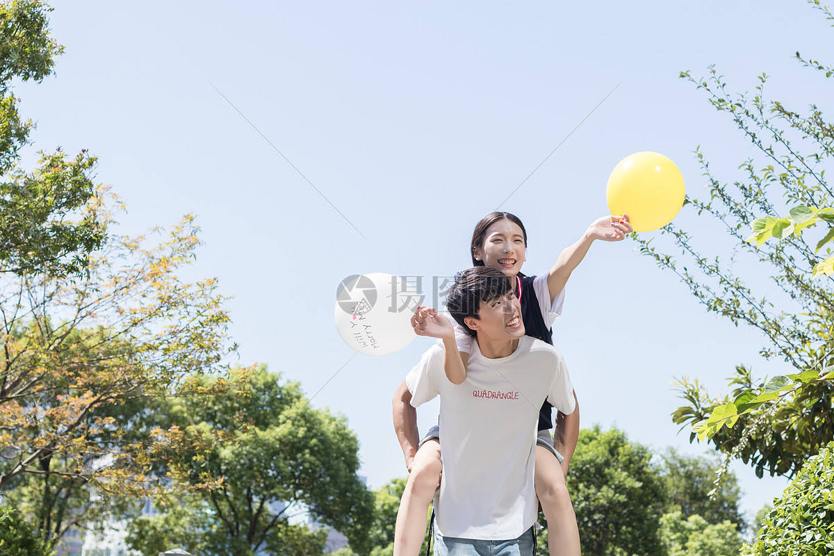 男生背着女生一起游玩旅行